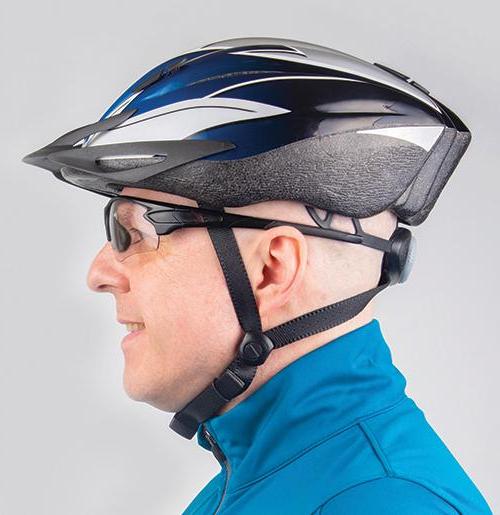 Foto de vista lateral de un hombre con 头盔 de 自行车 que muestra un ajuste perfecto.